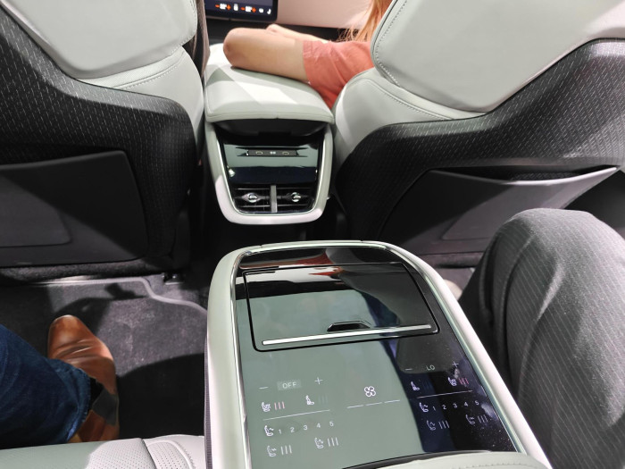 Die Sitze im Fonds haben eigene Klimazonen, Sitzheizung und Sitzbelüftung sowie eine Massagefunktion. (Bild: Friedhelm Greis/Golem)